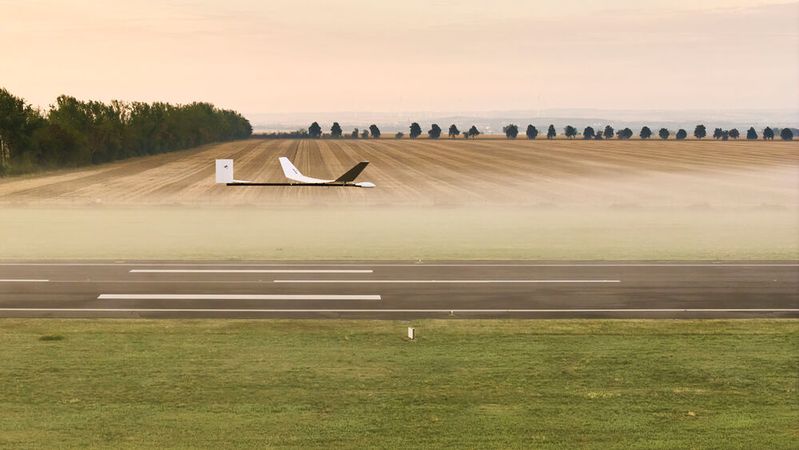 Die hochfliegende unbemannte Höhenplattform HAP-alpha bei ihrem ersten Flug in niedriger Höhe über den Flughafen Magdeburg/Cochstedt.(Bild:  DLR)