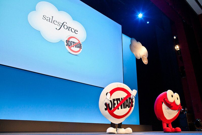 Seltsame Maskottchen: Ein tanzender roter Grinsebutton und ein durchgestrichenes Software-Emblem. (salesforce.com Germany GmbH)