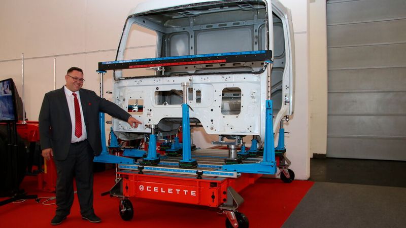 Bei Celette gab es einige Neuheiten, die der Verkaufsleiter Jürgen Braun vorstellte. Hier die Richtanlage auf Camelion-Basis für eine Lkw-Fahrerhaus-Instandsetzung. (Bild: Jürgen Klasing)
