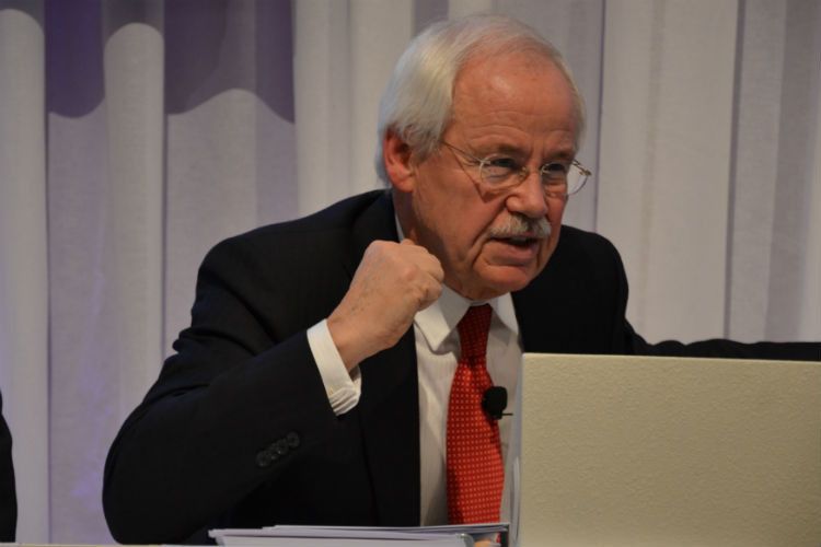 Dr. Joachim Pfeffer, Justiziar des Ford-Partnerverbands, klärt die Ford-Partner über die rechtlichen Rahmenbedingungen des neuen Margensystems auf. (Foto: Mauritz)