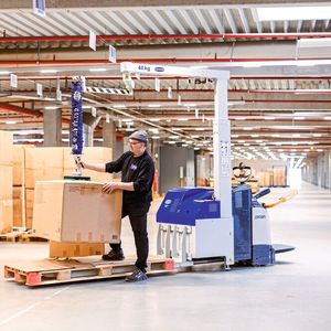 Hebeherausforderungen in mobilen Anwendungen sind das Spezialgebiet des Jumbo Flex Picker.(Bild:  Schmalz)