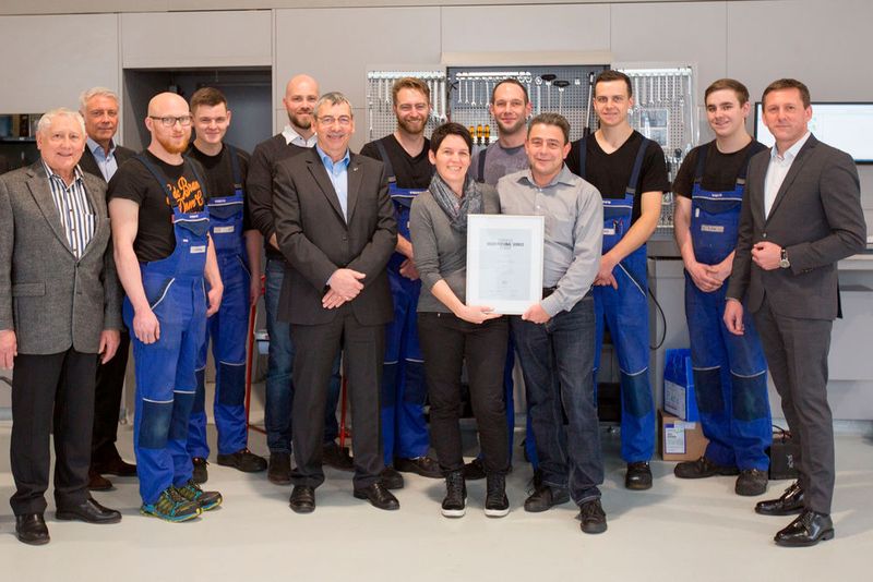 Das Serviceteam des Autohauses Zirwes mit Vertretern von Volvo Car Germany. (Volvo)