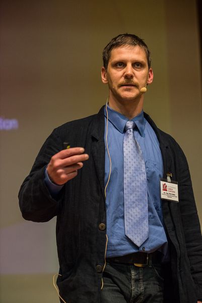 Mit dem Tailored-Fiberplacement-Verfahren und der Bindertechnik entwickelte Hightex Prozesse für ein bauteilgerechtes 3D-Preforming. Darüber referierte der Geschäftsführer Dr.-Ing. Dirk Feltin. (Bild: Mack)