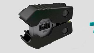 Der MTP-PRO-Steckverbinder kann mit dem mitgelieferten Werkzeug von männlich auf weiblich und umgekehrt umgebaut werden. (Corning)