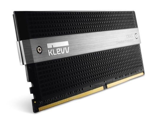 Red Dot Award 2015 - Computer-Speichermodul KLEVV Cras von Hersteller Essencore: Die Klevv Cras DDR4-Speichermodule besitzen eine gelochte Struktur, welche die Gesamtoberfläche vergrößert, damit die Wärme besser abstrahlen kann. Dadurch sind die Module leistungsfähiger und laufen stabiler, was besonders für High-End-Gaming-PCs vorteilhaft ist. In Gehäusen mit durchsichtigen Seitenteilen überzeugen die Bausteine mit ihrem stylischen Design: Am oberen Rand leuchten LEDs in Tiefblau, über die Module selbst zieht sich der Länge nach ein feines Metallband. (Bild: Red Dot)