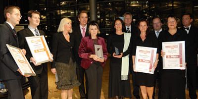 Alle Preisträger des Abends mit den stolzen Herstellerrepräsentanten Arno Kalmbach (VW) und Dieter Krämer (Audi). (Archiv: Vogel Business Media)