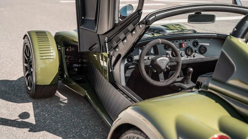 Die Karosserie besteht weitestgehend aus Carbon; dadurch wiegt der JD70 weniger als 700 Kilogramm. (Bild: Donkervoort)