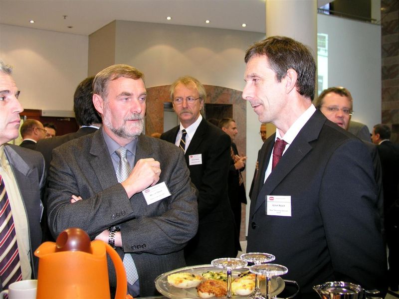 ...diese Ergebnisse rege diskutiert. Wie hier von Achim Noack, Geschäftsführer von Bayer Technology Services (rechts) und Werber Eckers von Bayer CropScience.  (Archiv: Vogel Business Media)