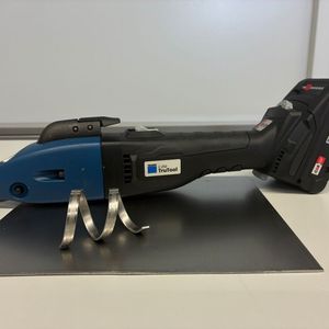 Das ist etwa eine Akku-Schlitzschere von Trumpf. Genauer gesagt, eine aus der Trutool-C-Baureihe. Die Elektrogeräte aus Ditzingen punkten generell mit geringem Gewicht aber hoher Leistung. Hier mit sogenanntem Rollspan dargestellt: Das Blech verwindet sich beim Schneiden deshalb nicht an einer Seite. (Bild: Trumpf)