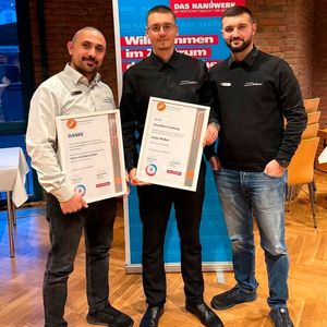 Julian Welker (Mitte) erhielt von der Kreishandwerkerschaft eine Auszeichnung als Jahrgangsbester. Das Autohaus Göbel wurde als Ausbildungsbetrieb geehrt, vertreten durch Centerleiter Ebubekir Gökoglu (links) und Werkstattleiter Tarik Hayiroglu.(Bild:  Autohaus Göbel)