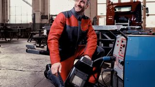 Schutz vor Hitze, Strahlung und Funkenflug: Für gelegentliches, häufiges und permanentes Schweißen hat Mewa eine Schutzkleidung in drei Varianten entwickelt.         (Mewa)