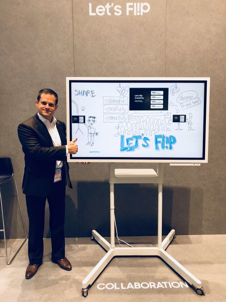 Martin Gross, Samsung, ist stolz auf sein Flip, womit man viele interessante Dinge machen kann. (Bild: IT-BUSINESS)