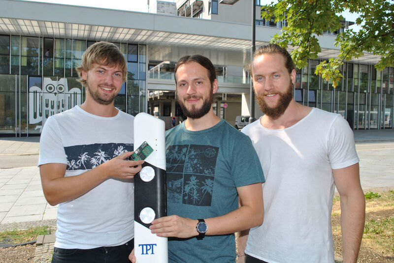 Das Sensorsystem gegen Falschfahrer, das Daniel Gillo (l.) Benjamin Kirsch (Mitte) und Julian Neu (r.) an der Saar-Universität entwickelt haben, wird im oberen Teil eines Leitpfostens installiert. (Ehrlich/Uni)