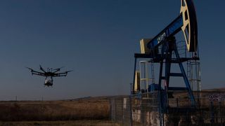 Die leichte Drohne mit dem aufmontierten Quantenkaskaden-Laser kann mobil die Methanemissionen auf Öl- und Gasfeldern messen. (Empa)