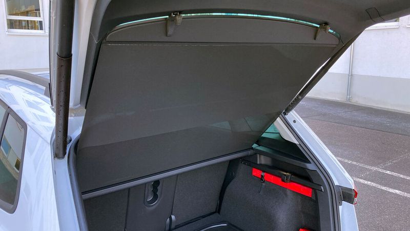 ... und ein Gepäckraumrollo, das mit der Heckklappe automatisch nach oben verschwindet. (Bild: Wehner – VCG)