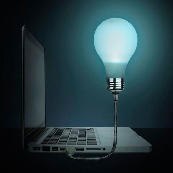 Wenn der Geistesblitz mal nicht kommen mag – diese Lampe kann vielleicht helfen. Die Lampe mit USB-Anschluss verbreitet die Glühbirne mit der minimalistischen Aufmachung freundliches Licht, wann immer man es bracht. Heureka! (Bild: www.geschenkidee.de)