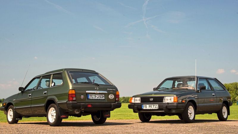 Auf dem besonders anspruchsvollen deutschen Markt startete der Leone allerdings erst in zweiter Generation im Januar 1981, und das unter der technisch-puristischen Bezeichnung Subaru 1800 4WD. Zuerst gab es das Modell als zweitüriges Hardtop-Coupé, dann folgte die viertürige Limousine und zuletzt eine Kombivariante, auch mit Allradantrieb. Der Allradkombi war ein großer Verkaufserfolg und mit Grund dafür, dass Subaru bis heute zu den bekanntesten Herstellern von allradangetriebenen Fahrzeugen gehört. (Bild: Subaru)