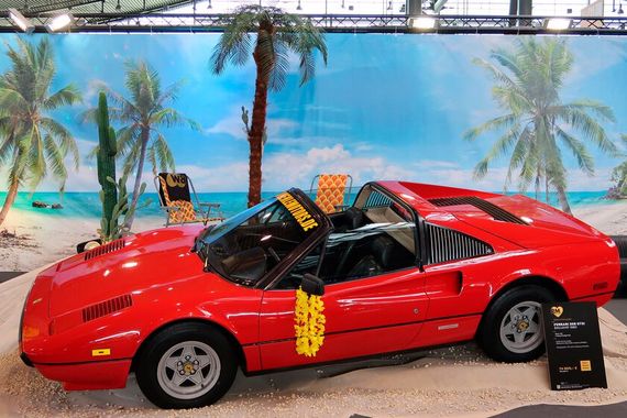 Diese aufwendig gestaltete Szenerie in Halle 1 der Retro Classics spielt auf die Fernsehserie „Magnum, P.I.“ an. 162 Episoden entstanden und wurden in den Achtzigern auch in Deutschland ausgestrahlt. Hauptdarsteller neben Tom Selleck: ein roter Ferrari 308 GTS. (Bild: Diehl – VCG)