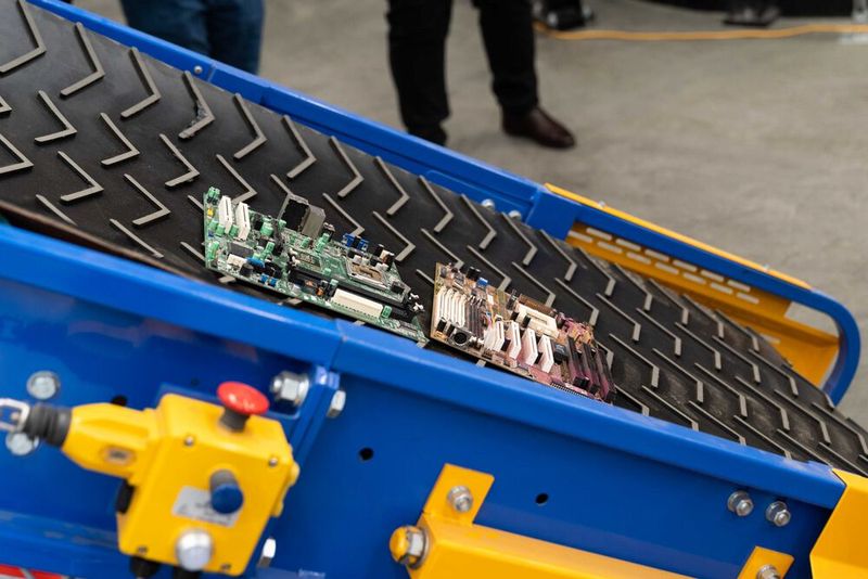 Über das Transportband gelangen die Platinen in die Mühle. (Bild: Mint Innovation)