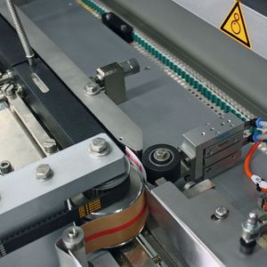 Ein wichtiger Prozessschritt bei der vollautomatisierten Verarbeitung der Sackverschlussstreifen ist ihr passgenauer Zuschnitt auf die Breite des Sacks.(Bild:  Schümann)