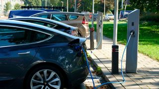 In deutschen Städten fehlt es privaten E-Auto-Fahrern an eigenen Lademöglichkeiten. (Bild: frei lizenziert)