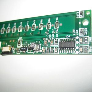 Bild 1: Das Slidermodul auf der Basis des QT401 verwendet eine diskrete Widerstandsreihe und diskrete Metallelektroden, die für eine hohe Auflösung interpoliert wurden