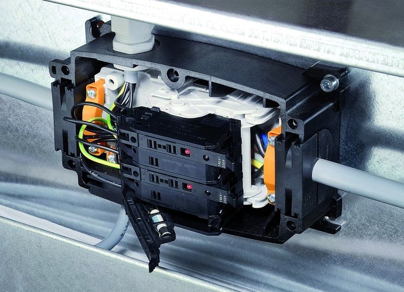 Bild 3: Zur Absicherung von Lasten, Abgängen und Verzweigungen – insbesondere bei Reduzierung des Leiterquerschnitts – kommt die Powerbox Fuse für G-Sicherungseinsätze zum Einsatz. (Archiv: Vogel Business Media)