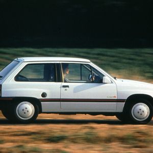 Die Corsa A gewinnt jede Menge Preise und gehört in den achtziger Jahren zu den meistverkauften Kleinwagen.