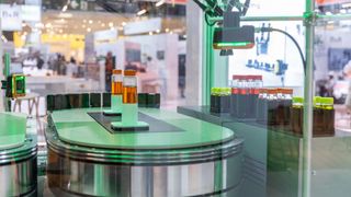 Adaptive Fertigung beinhaltet flexible Produktführung bei häufigen Formatwechseln, Inline-Prüfungen, schnelle Korrekturschleifen, die virtuelle Entwicklung und Optimierung von Maschinen vor der physischen Umsetzung und über alle Ebenen hinweg vernetzte Systeme. (Bild: ABB)