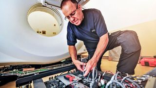 Die Installation von medizinischen Geräten erfordert fachspezifisches Know-how und Fingerspitzengefühl.
 (Bild: Rhenus SE & Co. KG)