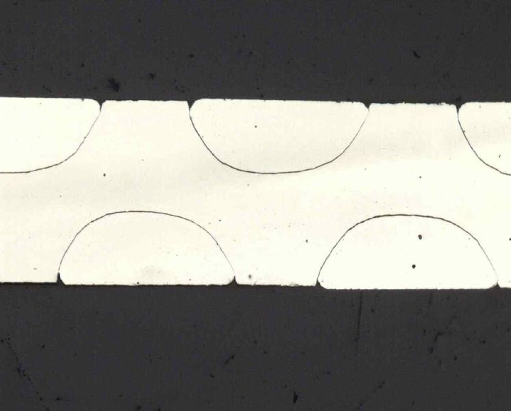 Bild 5b: Schnittbild durch das Gewebe nach dem Walzen, durch den Kettdraht. (Bild: Härle Produktentwicklung)