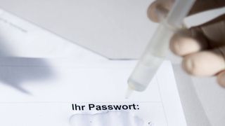 Unsichtbares Passwort: Die Information für die Verschlüsselung steckt im Molekül, zum Beispiel als Flüssigkeit auf Papier aufgetropft. (Amadeus Bramsiepe, KIT)