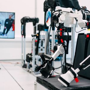 Das Team „Applied AI – Intelligent HealthCare Systems“ vom DFKI-Robotics Innovation Center (RIC) zeigt ein intelligentes Exoskelett, das neue Maßstäbe in Training, Rehabilitation und Mensch-Maschine-Interaktion setzt. Zu sehen in Halle 11, Stand B30.(Bild:  DFKI)