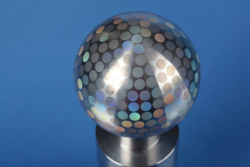 Definierte Nanostrukturen rufen Lichteffekte auf der Kugel hervor. (Fraunhofer-IPT)