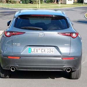 Zur Wahrheit über das Design gehört aber auch, dass die Fensterflächen extrem klein sind. Besonders deutlich wird das am Heck.(Bild:  Rosenow/»kfz-betrieb«)