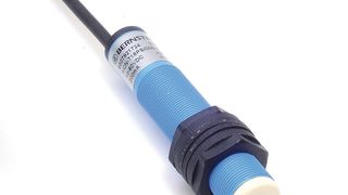 Der Sensor bietet alternativ einen Analogausgang (0-10 V oder 4-20 mA) mit einfachst einzulernender Kennlinie oder zwei – in Kombination oder unabhängig voneinander verwendbare – Schaltausgänge mit teachbarer NO/NC-Charakteristik. (Archiv: Vogel Business Media)