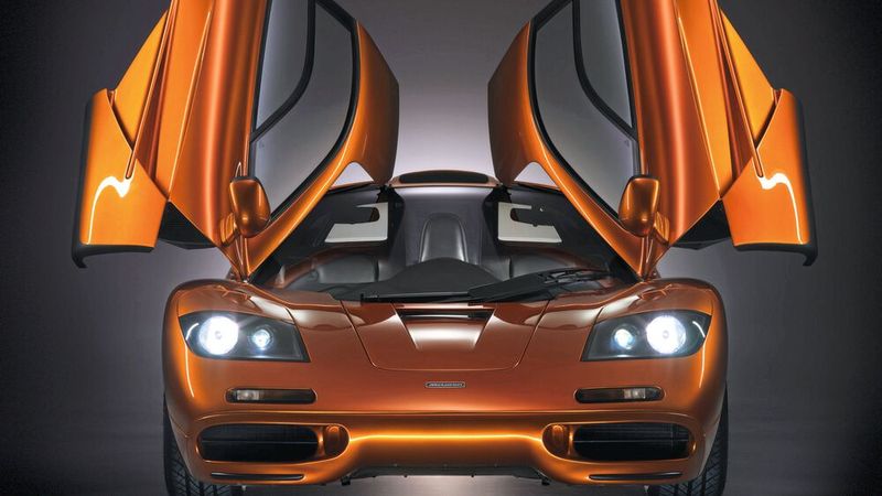 Vom Supersportwagen McLaren F1 wurden gerade einmal 106 Stück gebaut. Er ist mit einem 12-Zylinder-Motor von BMW ausgerüstet und leistet zwischen 627 PS und 680 PS. Im Jahr 2000 galt er als der stärkste Serienwagen der Welt. Er beschleunigt auf 95,6 km/h in 3,2 Sekunden und erreicht eine Höchstgeschwindigkeit von über 370 km/h (Guinness-Buch der Rekorde). (Bild: McLaren)