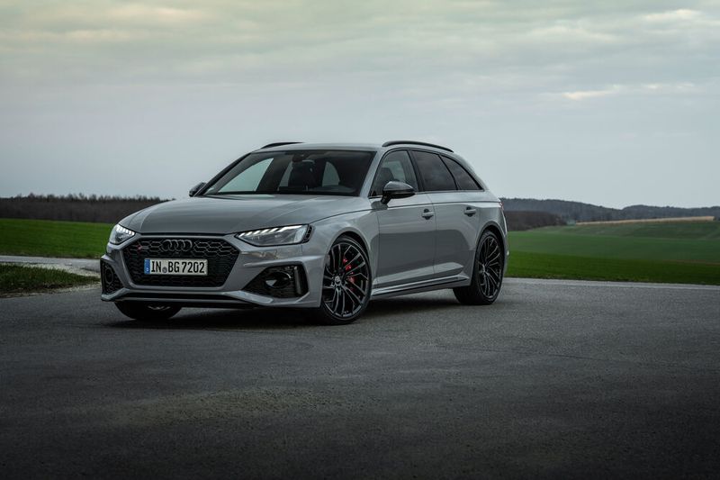 Neben Coupé und Sportback gibt es auch einen RS4 Avant, der 2.100 Euro billiger ist. (Bild: Audi)