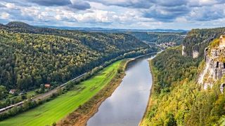 Über Flüsse wie die Elbe gelangen jedes Jahr viele Tonnen Plastikmüll ins Meer. (gemeinfrei, Sangga Rima Roman Selia)