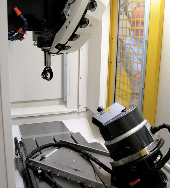 Bild 3: Zur Bestimmung der Achsabweichungen wird das Laserinterferometer anstelle des Werkstücks in die Maschine gestellt; in der Spindel wird statt des Werkzeugs ein Reflektor angebracht. Bild: Etalon (Archiv: Vogel Business Media)