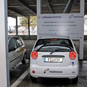 Dieser Citysax wird zurzeit auf dem Gelände des Frankfurter Flughafens als Wartungsfahrzeug  – hauptsächlich zur Personenbeförderung – gestestet. Das Nachladen erfolgt induktiv, ohne Stecker.