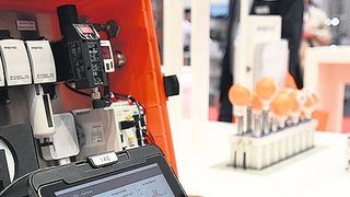 Diagnose aus dem Koffer: eine Wartungseinheit inklusive Smart Pneumatics Monitor visualisiert Betriebszustände – hier den des Pin-Tischs im Hintergrund – und bietet einen Einstieg in Industrie 4.0.  (Stefanie Michel)