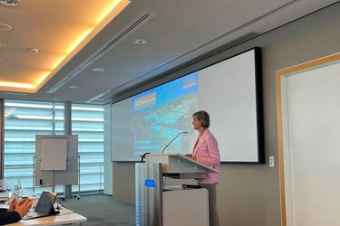 Sabine Zimmermann, Chief Communication Officer bei Azo, begrüßte die Gäste zur Hausmesse in Osterburken am 17.9.2024. (Bild: Redaktion PROCESS)