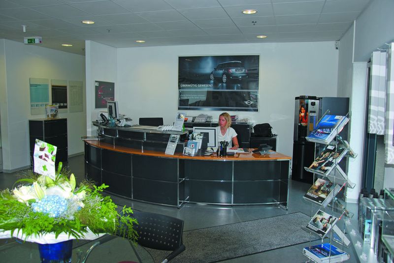 Seit Mai verfügt das K&L-Zentrum in Garching über einen Servicebereich, in dem Kunden ihren BMW oder Mini zur Pflege bzw. zur Instandsetzung von Karosserie- und Lackschäden direkt abgeben können. (Foto: Dominsky)