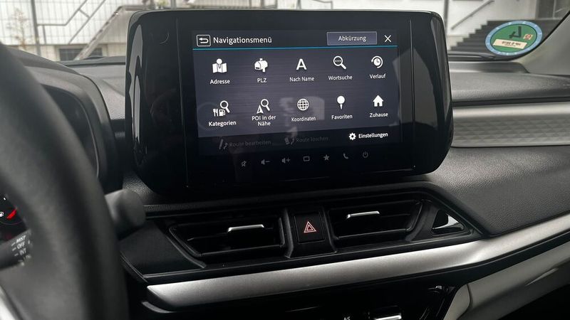 Die Nutzeroberfläche des Infotainmentsystems ist eher altbacken. Die meisten Fahrer werden auf Apple Carplay oder Android Auto zurückgreifen. Die kabellose Verbindung lief problemlos. (Bild: Simon – VCG)