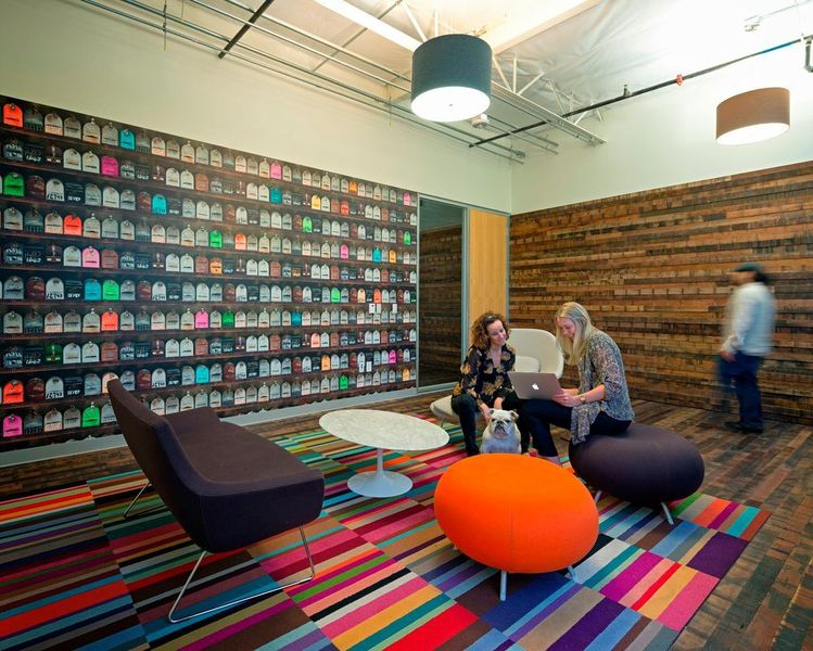 Google-Mitarbeiter mit Hund im Hauptsitz in Mountain View. (Jasper Sanidad)