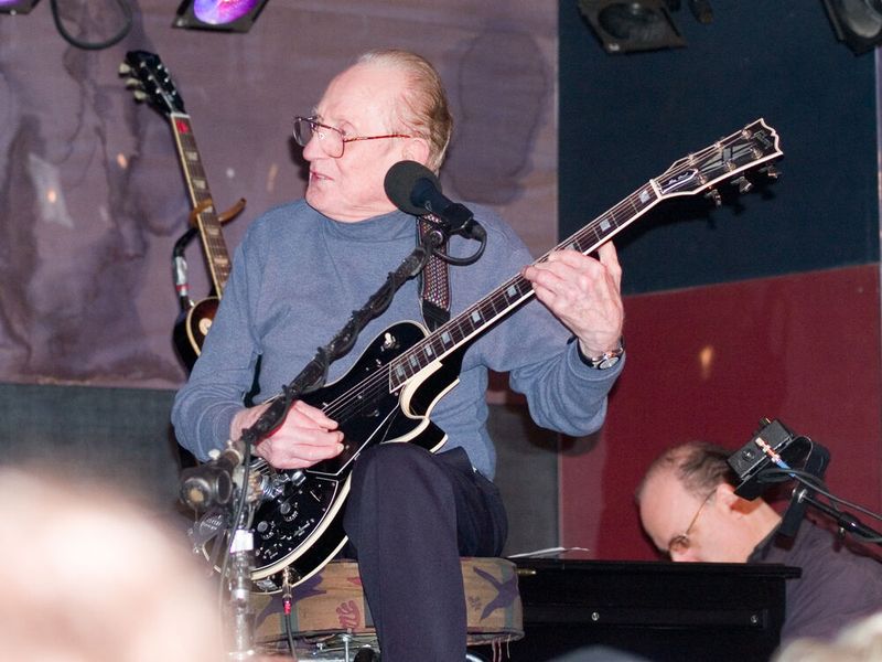This image shows Lester William Polfus (Les Paul) in New York. He devised the first solid-body electric guitar, called the ‘Log’, in 1939. (Source: Les_Paul_with_his_guitar.jpg / Arnoldius / CC BY-SA 3.0)