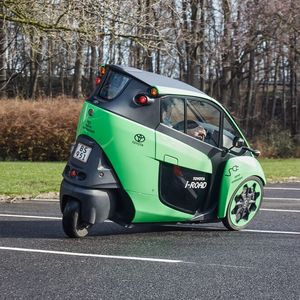 Gelenkt wird das Microcar über das Hinterrad.(Bild:  Toyota/)