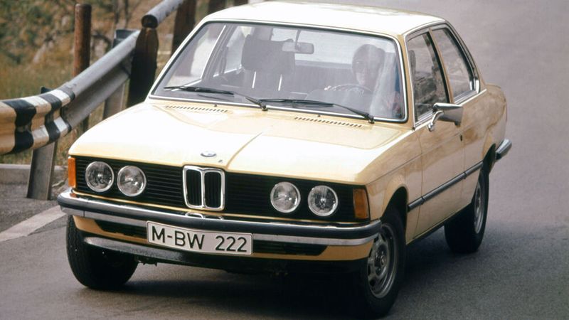 Der BMW 320 wurde bis 1982 produziert und gehörte zu den beliebtesten Modellen der ersten 3er Reihe. In den Werken München und Dingolfing entstanden über 270.000 Stück. Apropos Stückzahlen: Der E21 war das erste Modell in der Firmengeschichte von BMW, das mehr als eine Million mal gebaut wurde (1.364.039 Stück). Außerdem ist die E21-Limousine das einzige BMW-Modell, das in der Fertigung sowohl mit ihrem Vorläufer als auch mit ihrem Nachfolger überlappt hat. Bis Juli 1977 wurde der E21 parallel zum 02 gebaut, ab September 1982 parallel zum E30.  (Bild: BMW AG)