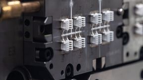 Diese Stecker für eine Automotive-Anwendung werden auf der Fakuma am Stand von Engel gespritzt. Pro Stunde fallen aus dem Werkzeugsystem über 55.000 Bauteile heraus. (Bild: Engel)